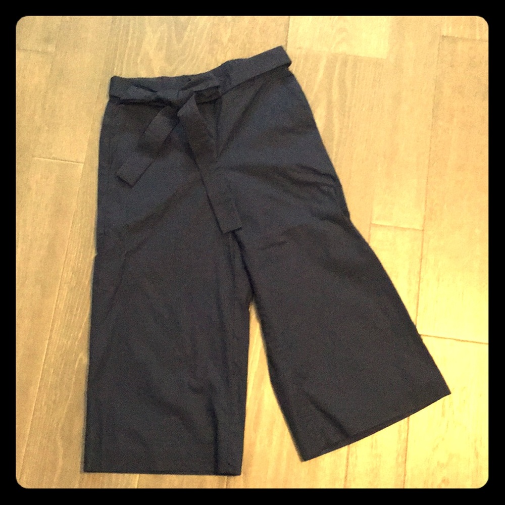 Wide-leg, tie waist, navy-blue Capris